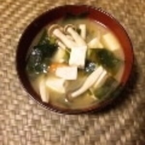 大根・豆腐・わかめ・ブナシメジの味噌汁